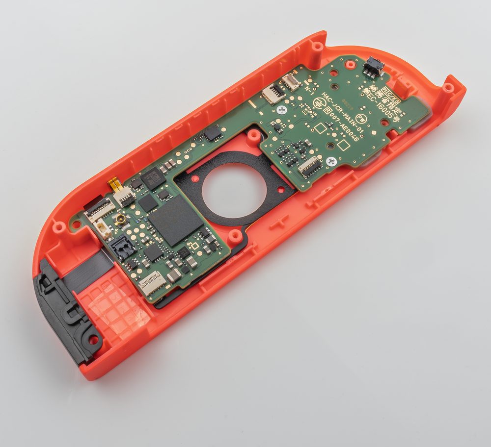 Joy-Con destro aperto: il guscio rosso e la scheda elettronica a vista