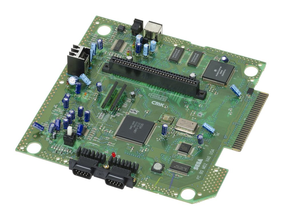 Scheda di un Sega Mega Drive di seconda serie con lo slot delle cartucce e i condensatori