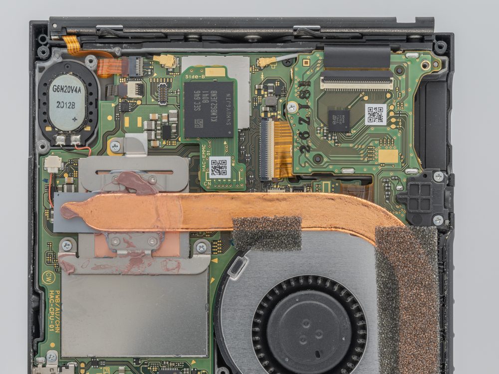 Interno di una Nintendo Switch: il tubo di rame del dissipatore, la ventola e le memorie saldate sulla scheda