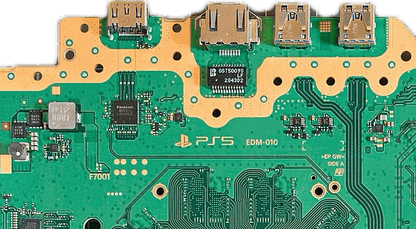 Bordo superiore della scheda madre di una PS5: il connettore HDMI e le porte USB saldati direttamente sulla scheda