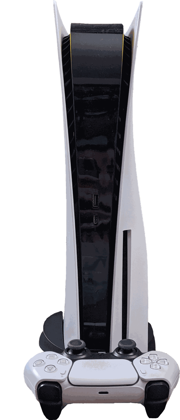 PlayStation 5 in verticale sul supporto, con il DualSense bianco in carica davanti